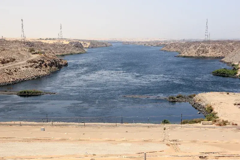 Der Assuan-Hochdamm in Assuan, Ägypten, ein bedeutendes Bauwerk zur Regulierung des Nils.