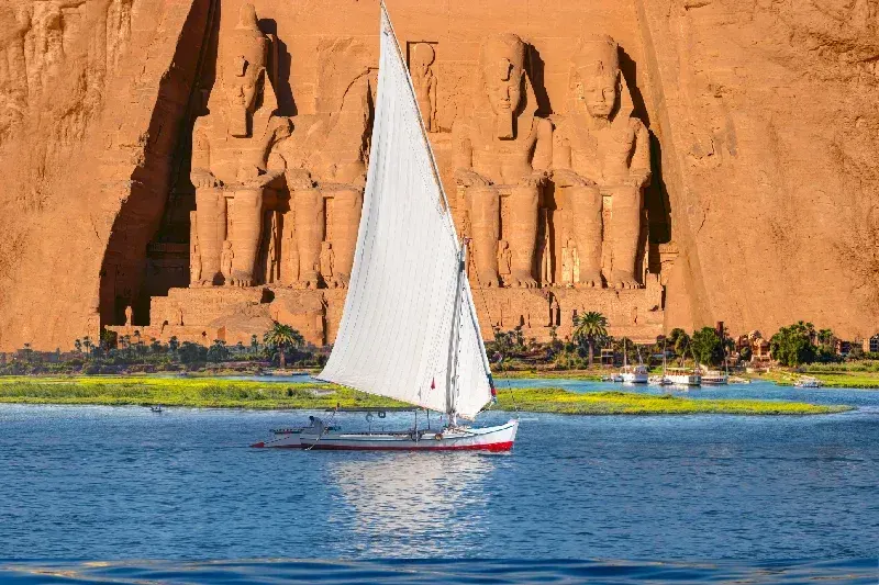 Segelboot auf dem Nil vor der Tempelfront von Abu Simbel in Ägypten