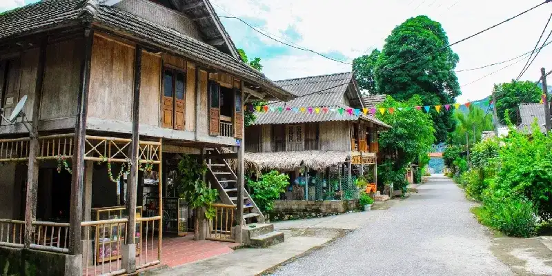Casa tradicional sobre pilotes en el valle de Mai Chau, norte de Vietnam.