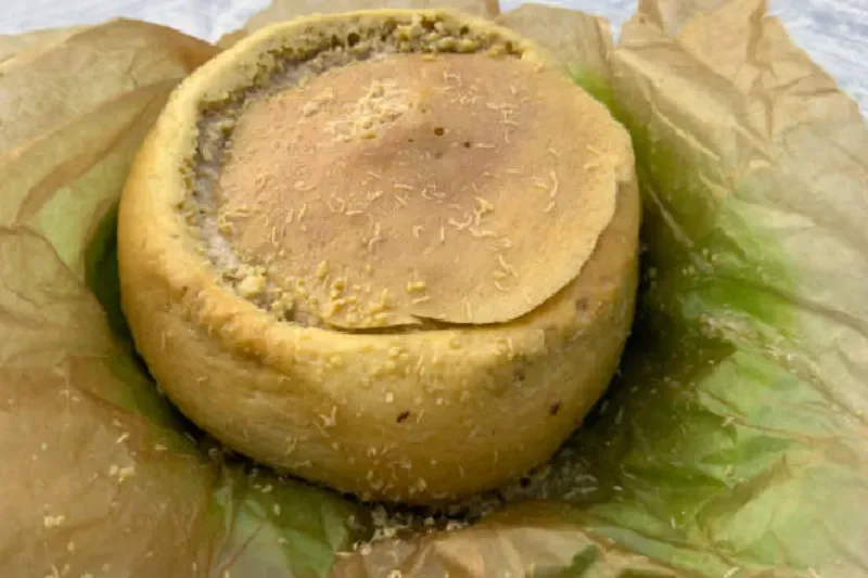 Casu Marzu, ein traditioneller sardischer Käse, der lebende Maden enthält, serviert als Spezialität der Insel Sardinien.