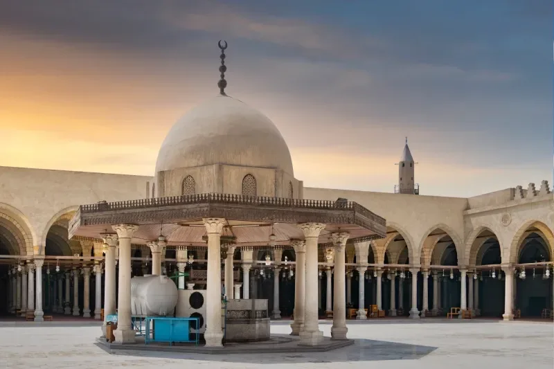 Die Amr-ibn-al-Aas-Moschee, die älteste Moschee Ägyptens, mit einer Kuppel über dem rituellen Waschbrunnen im Stadtteil Alt-Kairo.