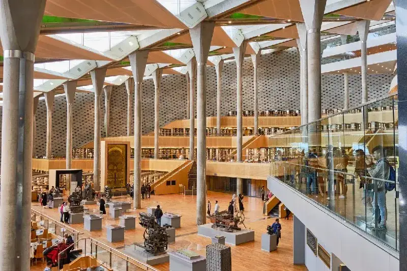 Innenraum der Bibliotheca Alexandrina oder Bibliothek von Alexandria, einer bedeutenden Bibliothek und eines Kulturzentrums am Mittelmeerufer Ägyptens. Alexandria, Ägypten 