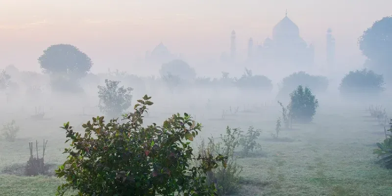 Vista del Taj Mahal desde el Jardín Mehtab Bagh, Jardín de la Luz de Luna de Agra.