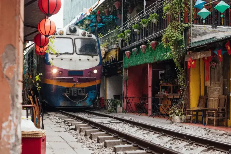 Tren que atraviesa Hanói, en la famosa zona turística. 