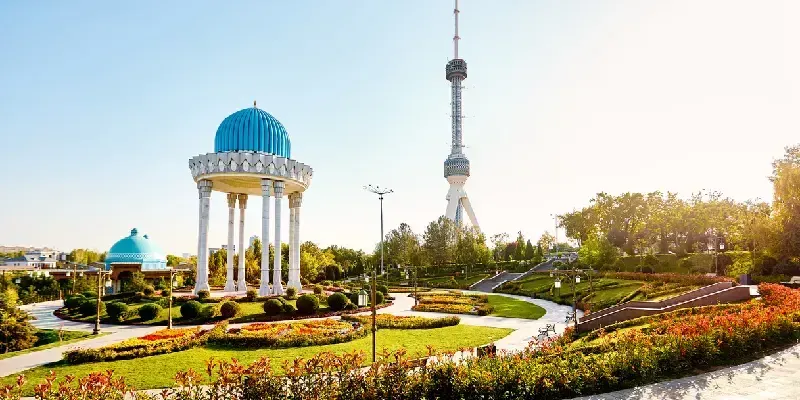 torre-de-television-de-taskent-y-monumento-al-atardecer-uzbekistan