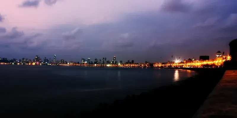 Horizonte de Mumbai por la noche visto desde Marine Lines.
