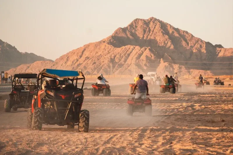 Quad-Bikes bei einer Wüstensafari in Ägypten während der Fahrt durch Sanddünen