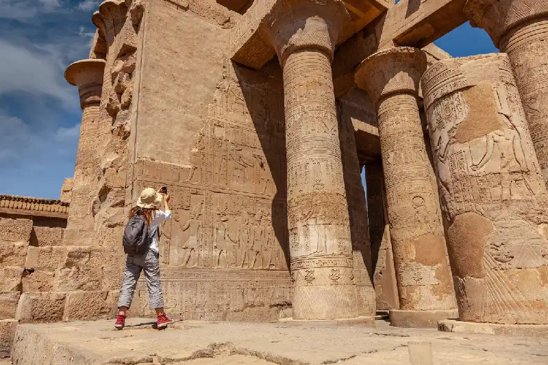 Una mujer se toma una foto en el templo de Kom Ombo, en Egipto.