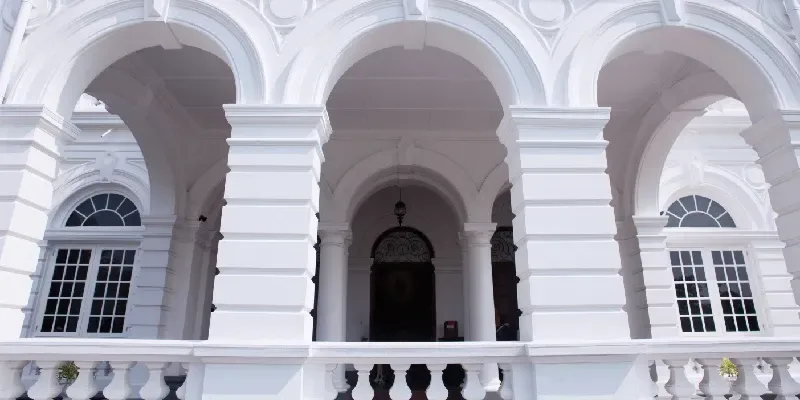 El Museo Nacional de Colombo cuenta con una rica colección de artes asiáticas. Vista frontal.