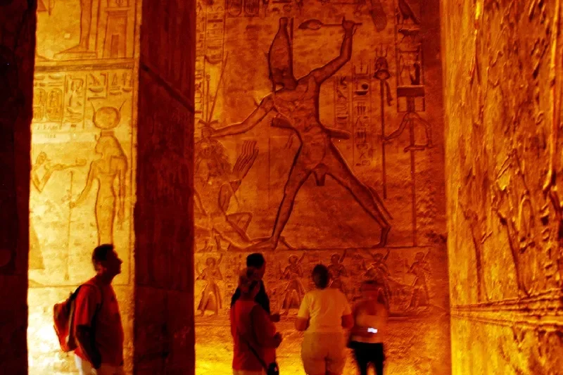 Beeindruckender Großer Tempel von Abu Simbel mit den Statuen von Ramses II.