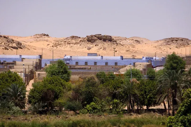Blick auf die Region Assuan mit dem Nil, traditionellen Feluken und den historischen Landschaften Oberägyptens