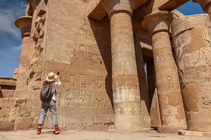 Una donna scatta una foto all'interno del Tempio di Kom Ombo, in Egitto.