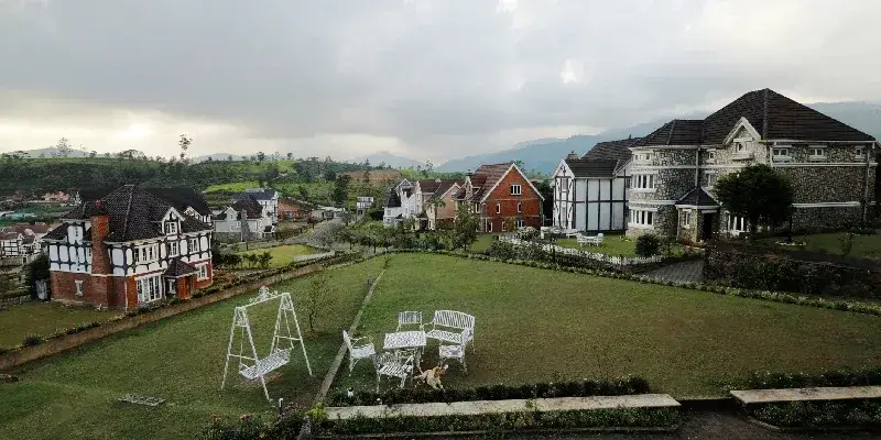 Nuwara Eliya, Sri Lanka. Una aldea moderna de cabañas con estilo arquitectónico colonial británico.
