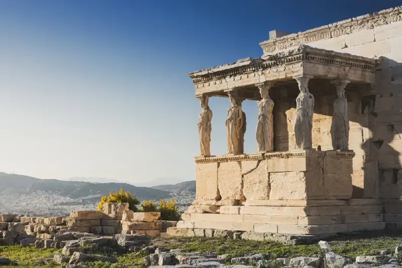 portico-de-las-cariatides-del-erecteion-en-la-acropolis-de-atenas-bajo-un-cielo-azul