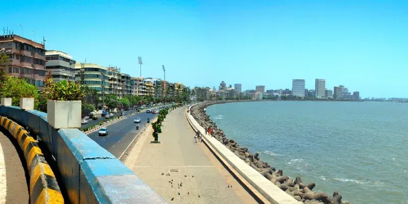 Vista panorámica del paseo marítimo de Marine Drive en Mumbai.