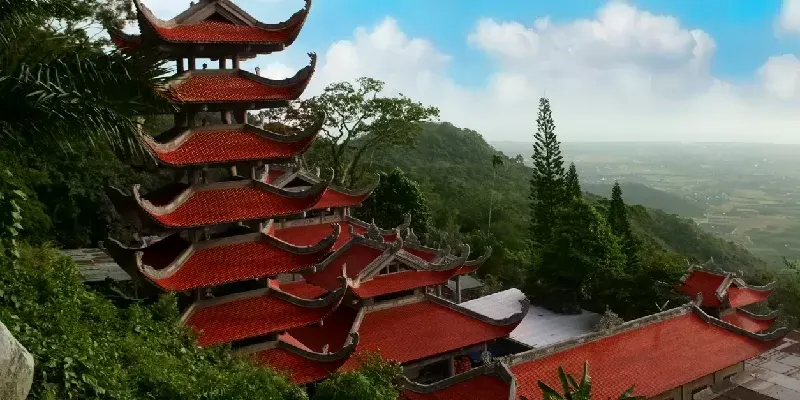 Paisaje con una pagoda en la montaña Ta Ku, Vietnam.