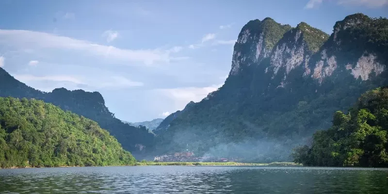 El lago Ba Be, un destino turístico popular en el Parque Nacional Ba Be, en la provincia de Bac Kan.