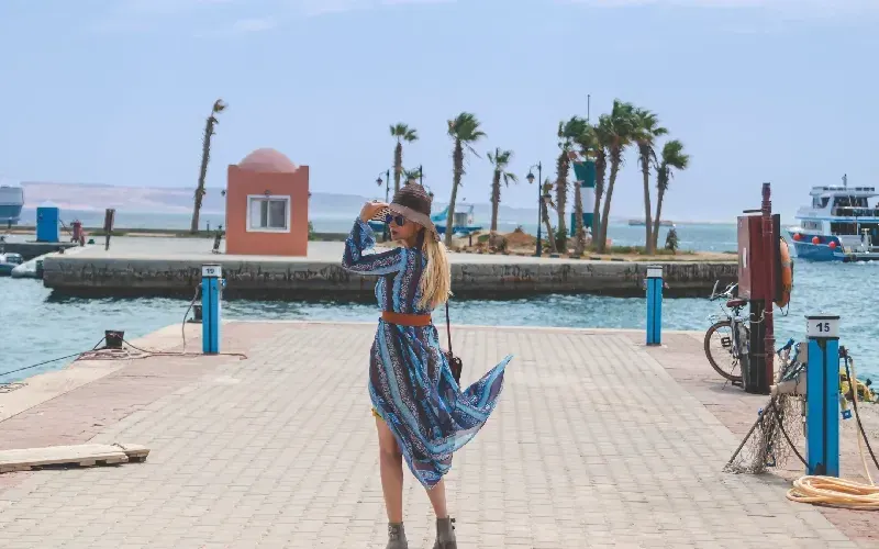 Marina de Hurghada en soirée avec restaurants illuminés