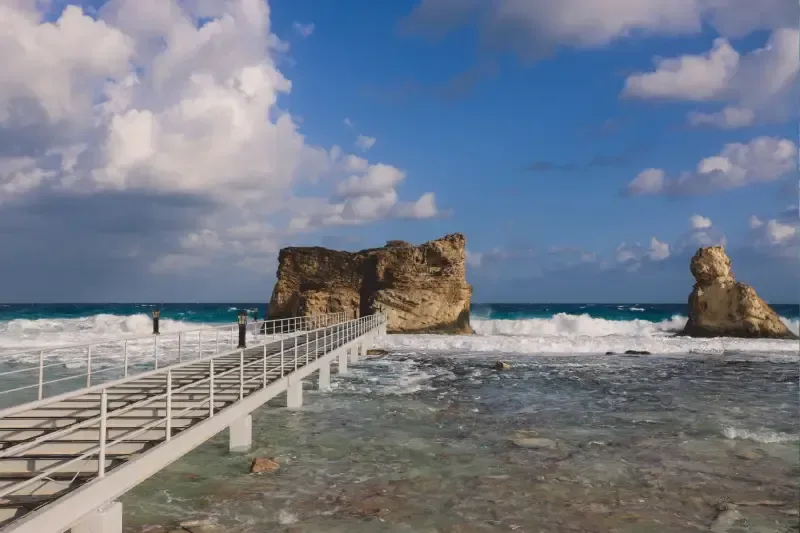 Holzbrücke zur felsigen Steinformation am Kleopatra-Strand bei Marsa Matruh