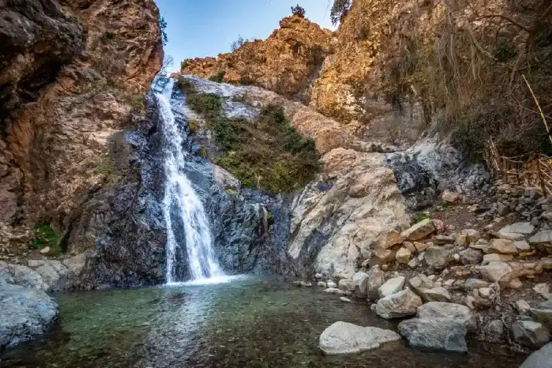 una-de-las-siete-cascadas-del-valle-de-ourika-cerca-del-pueblo-de-setti-fatma-en-las-montanas-del-atlas-marruecos
