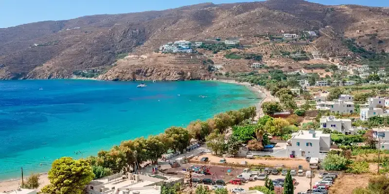 Aegiali (o Aigiali), un pintoresco pueblo pesquero en la isla de Amorgos, en las Cícladas, Grecia.