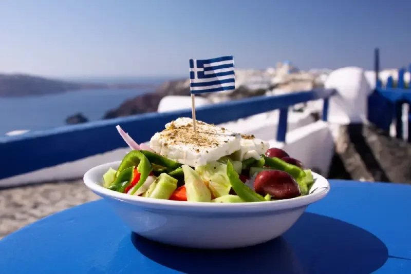 ensalada-griega-en-santorini-grecia
