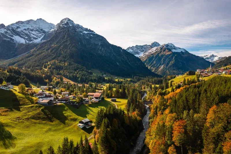 Österreichische Alpen aus der Vogelperspektive bei Sonnenuntergang im frühen Herbst.