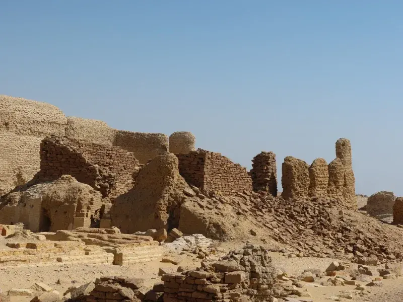 I muri e le rovine di Dimeh el Sibaa nel deserto della città del Fayoum