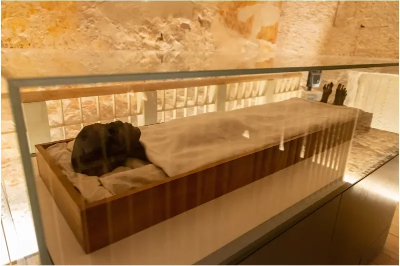 Mummia del faraone Tutankhamon nella sua tomba nella Valle dei Re, Luxor, Egitto