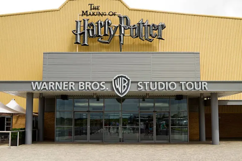 Blick ins Warner Bros. Studio in London mit Requisiten, Kulissen und Einblicken hinter die Kulissen der Harry-Potter-Filme.