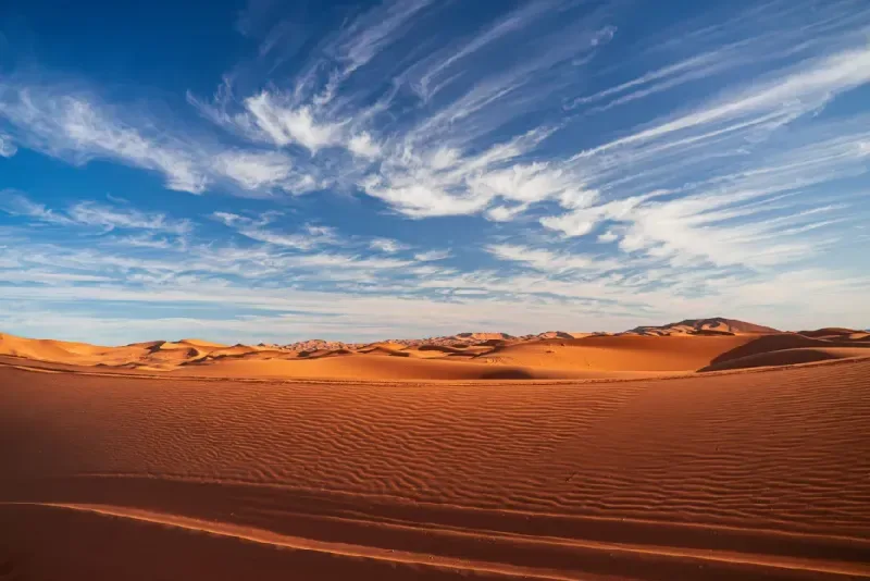 dunas-arena-desierto-sahara-nubes-cirros-cielo-azul