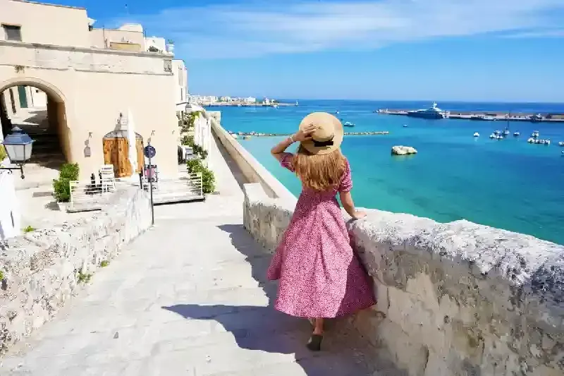 una donna in una spiaggia a Gallipoli , Penisola di Gallipoli 