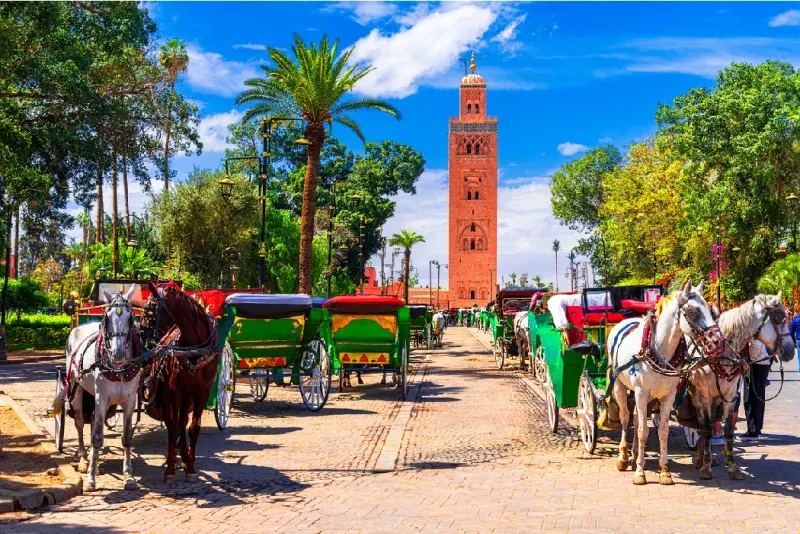 Mezquita Koutoubia y calesas en Marrakech en un día soleado