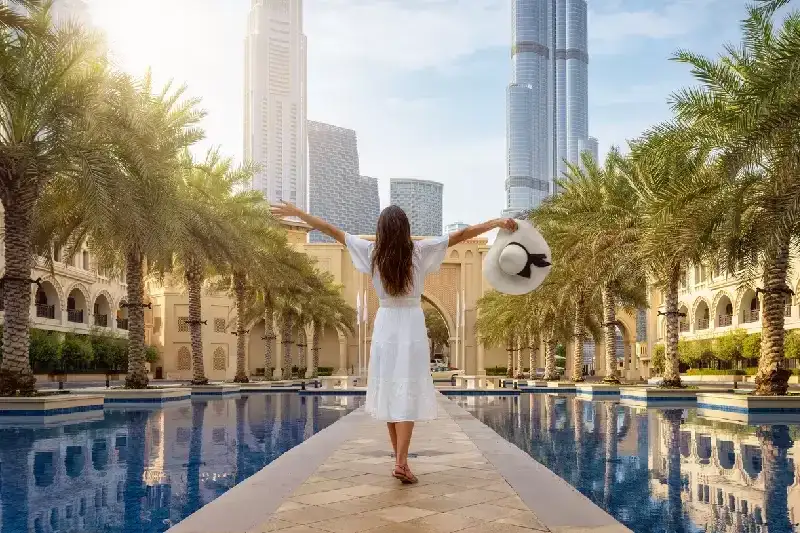 una turista a dubai , grattacielo burj khalifa 