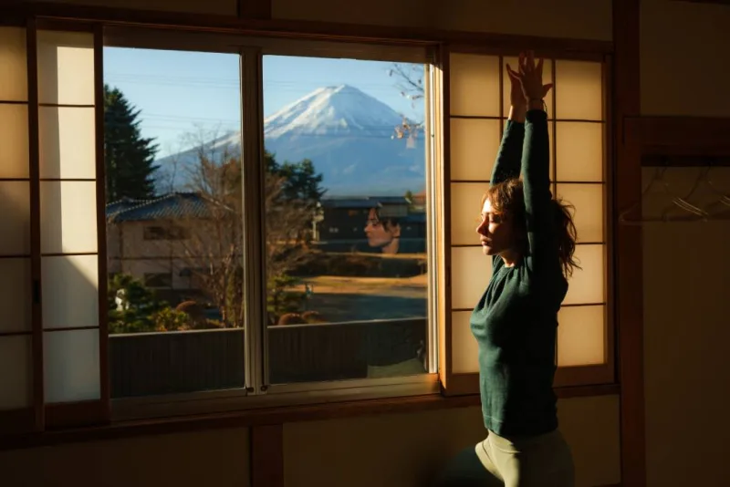 Una ragazza in un ryokan con vista sul Monte Fuji