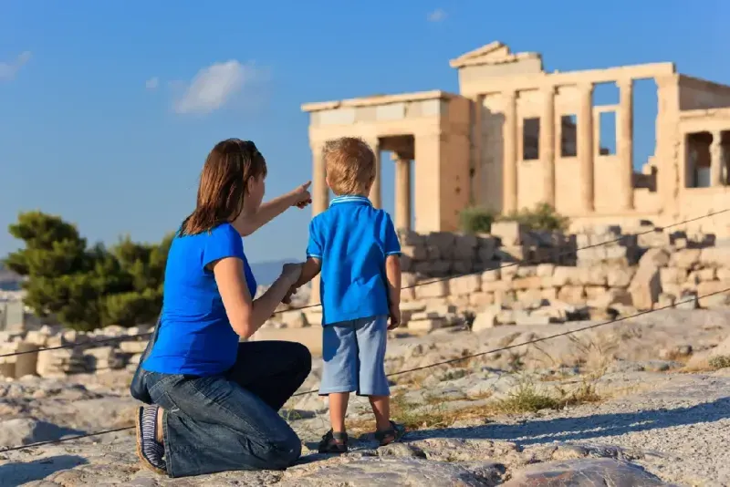 familia-en-la-acropolis-de-atenas-grecia