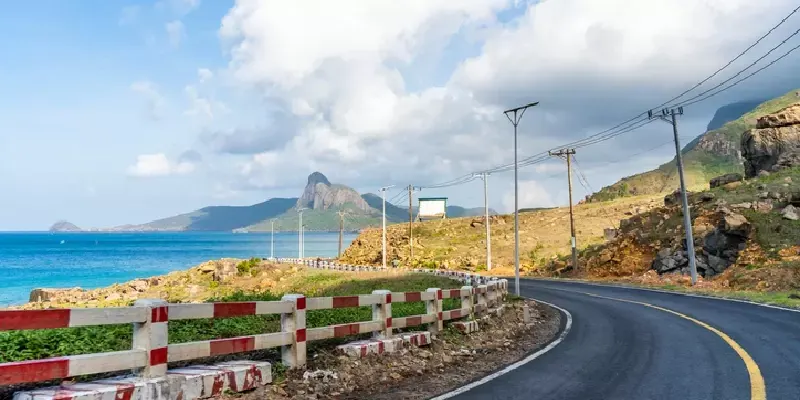 Vista de la carretera costera en la playa de Nhat, isla Con Dao, Vietnam.