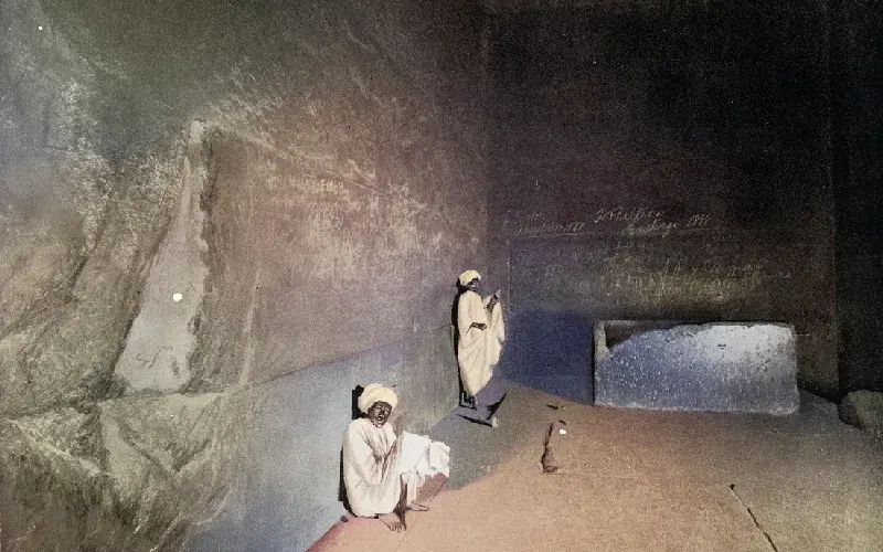 Visite intérieur pyramide Égypte : couloir étroit de Khéops