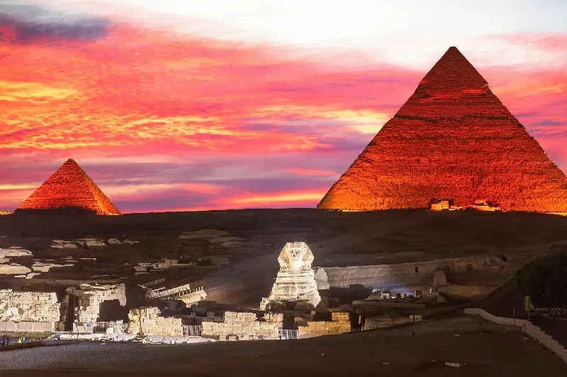 Beleuchtete Pyramiden von Ägypten und die große Sphinx bei Nacht, Gizeh.