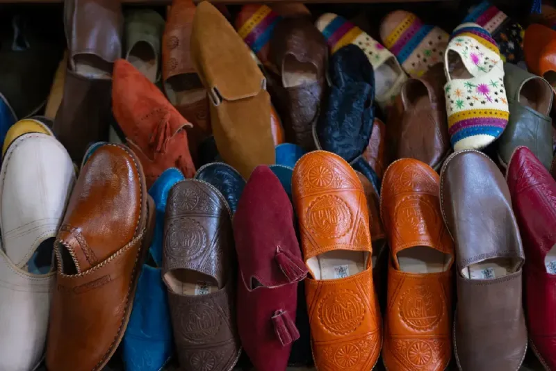 coloridas-babuchas-marroquies-artesanales-de-cuero-a-la-venta-en-un-zoco-tradicional