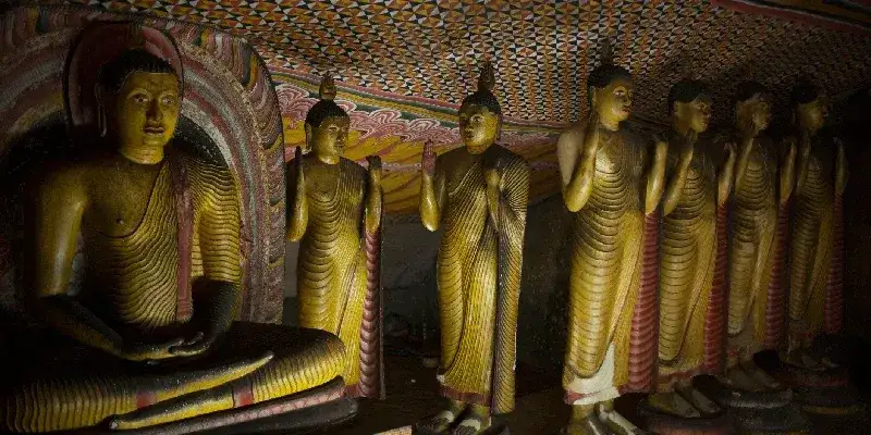 Grupo de estatuas dentro del templo rupestre de Dambula en Sri Lanka. Interior