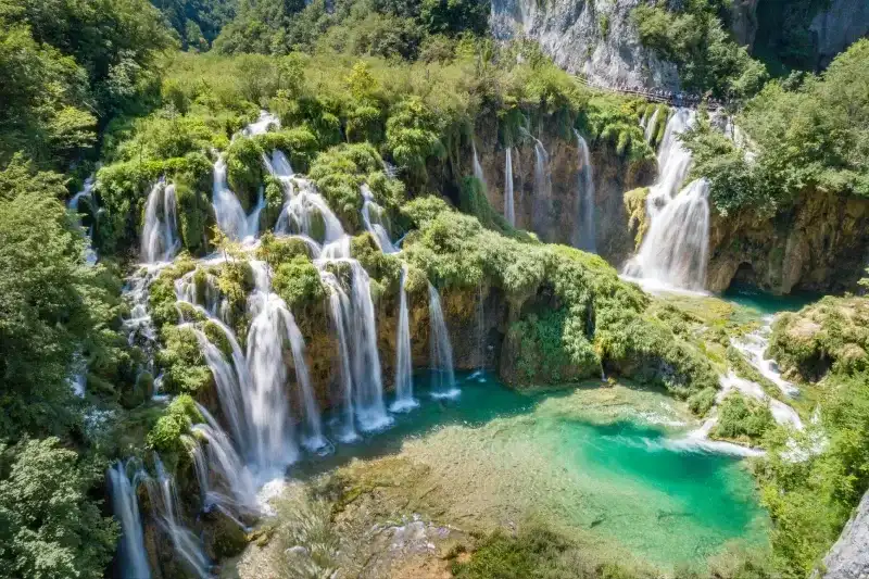Nationalpark Plitvicer Seen in Kroatien mit klaren Seen und mehreren Wasserfällen in einer natürlichen Waldlandschaft