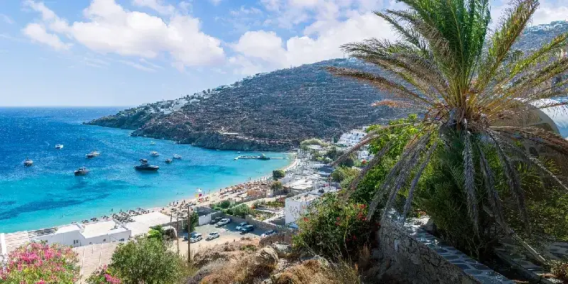 Paisaje con la playa de Psarou, isla de Mykonos, Grecia, Cícladas.