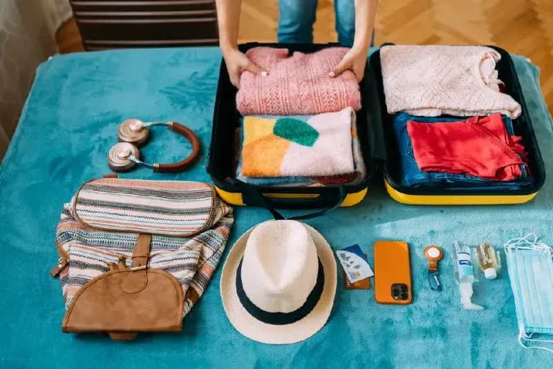 Mujer preparando su maleta para viajar