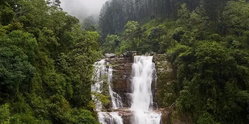 Cascada Ramboda cerca de Nuwara Eliya, Sri Lanka. Una imponente cascada llena de agua en medio de la naturaleza.