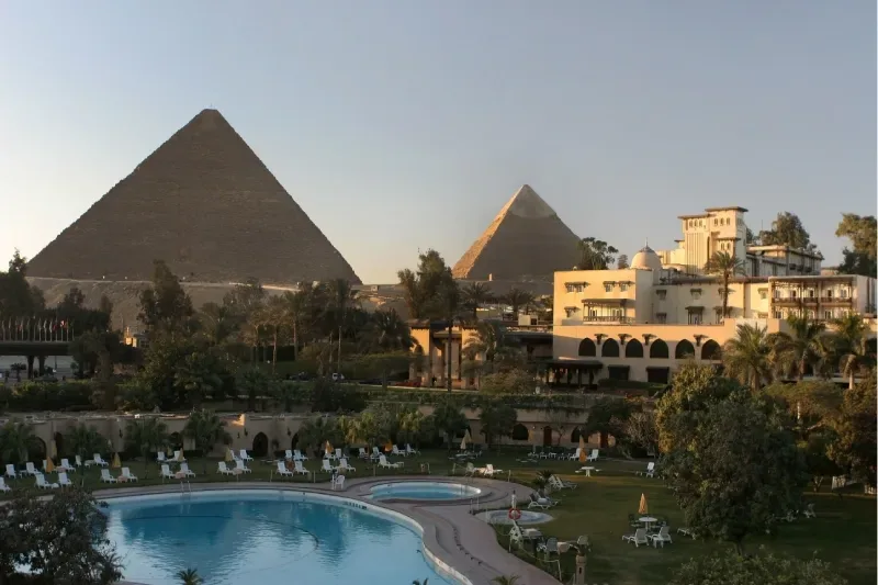 Wie eine Oase laden die blauen Wasser des Mena House Hotelpools Touristen in der Wüste ein.