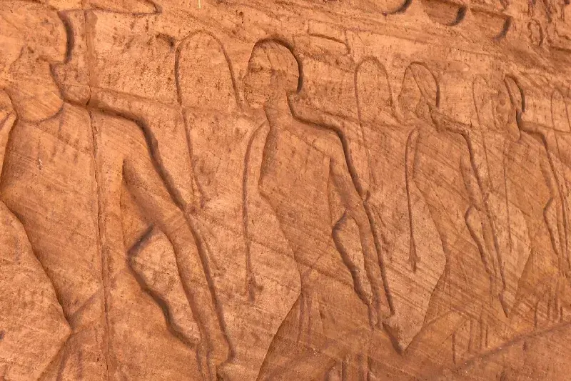 Altägyptisches Relief mit nubischen Gefangenen im Großen Tempel von Abu Simbel