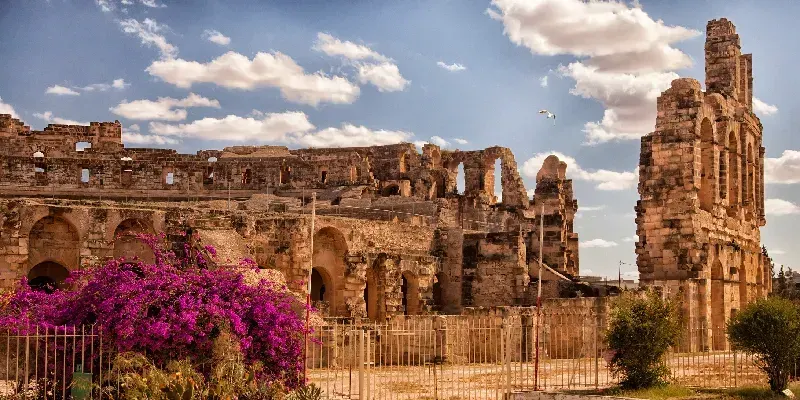 Contempla las ruinas del Coliseo de El Jem.