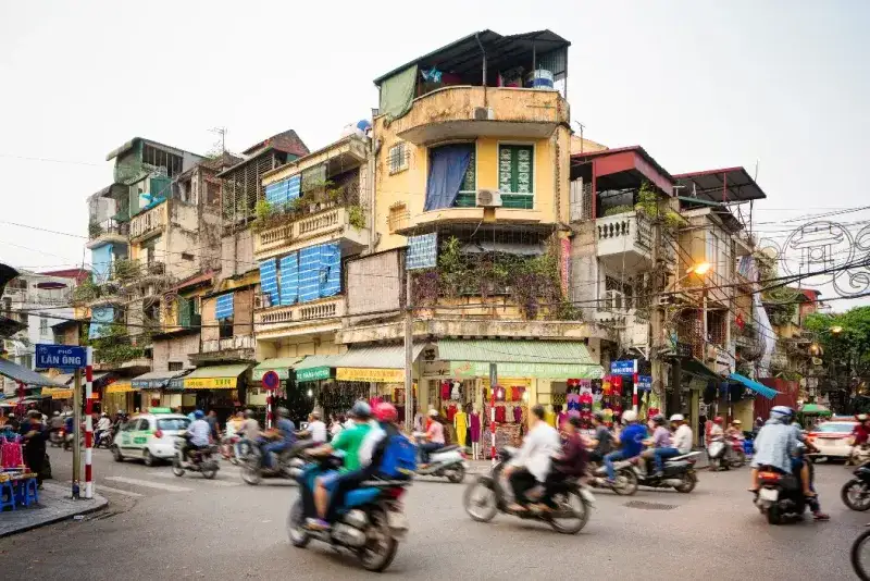Esquina concurrida en el casco antiguo de Hanói, Vietnam. 
