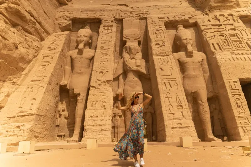 Donna nel Tempio di Nefertari